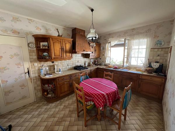 Maison plain-pied, 3ch, 100 m2 + garage 25m2. Terrain 621 m2. Quartier calme.
