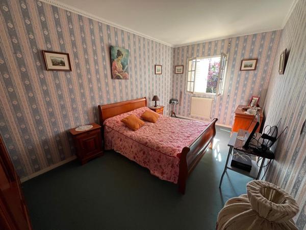 Maison plain-pied, 3ch, 100 m2 + garage 25m2. Terrain 621 m2. Quartier calme.