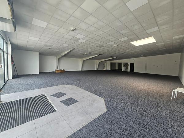A LOUER - Local commercial et d'activités de 1 027 m² - Centre-ville des Sorinières