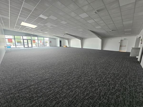 A LOUER - Local commercial et d'activités de 1 027 m² - Centre-ville des Sorinières