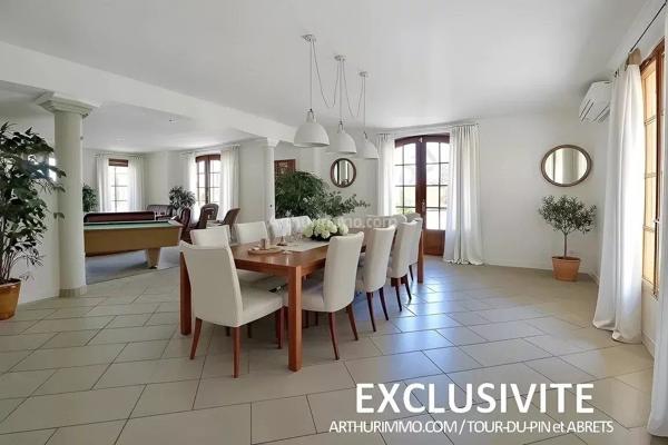 Vente                                                      Maison
                        
                     6 pièces                      289 m2                     à Bourgoin-Jallieu