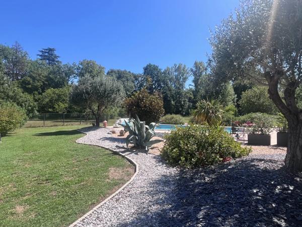 Maison 6 pièces avec piscine et parc paysager