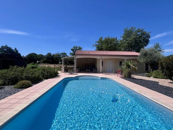 Maison 6 pièces avec piscine et parc paysager