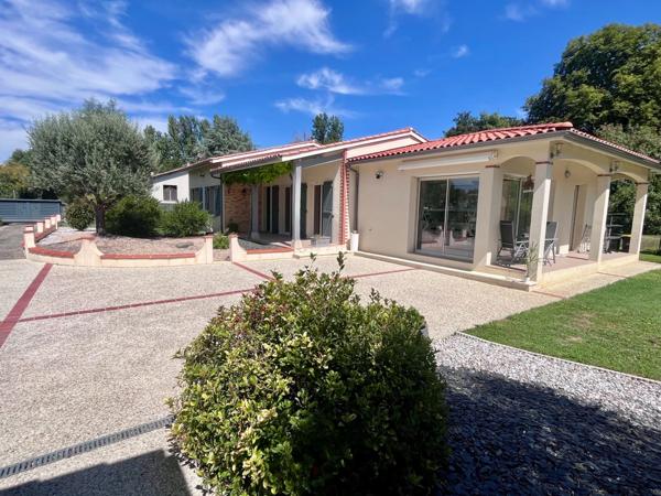 Maison 6 pièces avec piscine et parc paysager