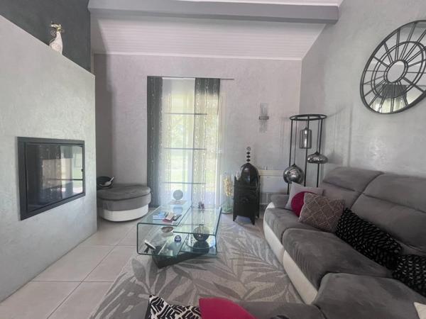 Maison 6 pièces avec piscine et parc paysager