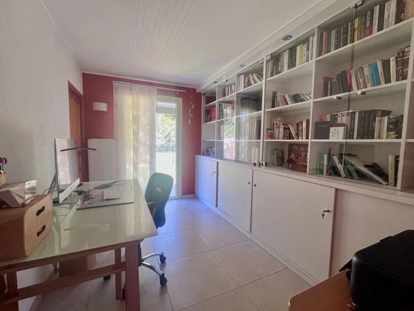 Maison 6 pièces avec piscine et parc paysager