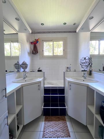 Maison 6 pièces avec piscine et parc paysager