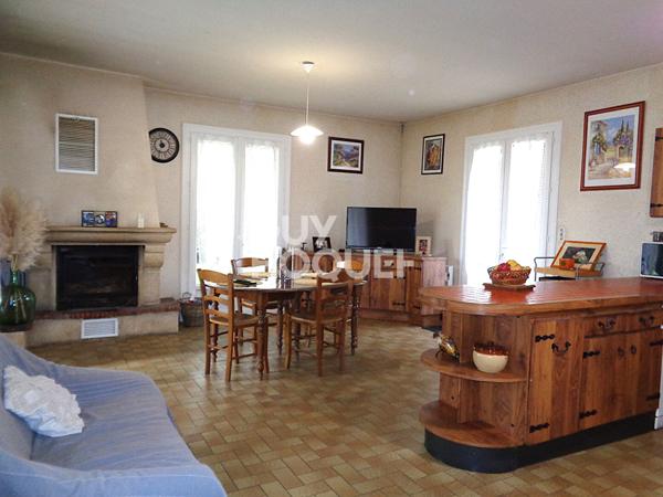 Maison familiale de plain-pied à la campagne /4 chambres et un bureau /jardin et ancienne ferme