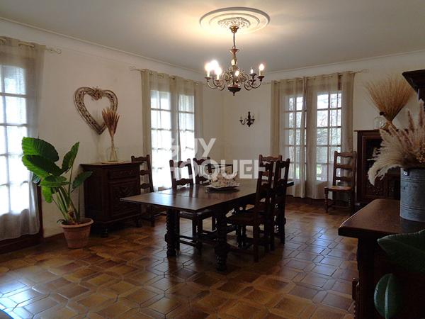 Maison familiale de plain-pied à la campagne /4 chambres et un bureau /jardin et ancienne ferme