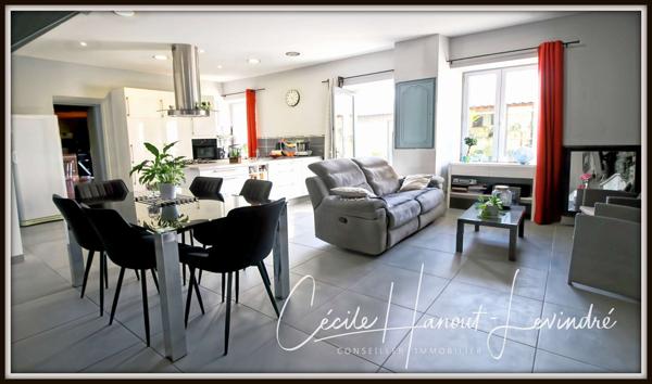 Châteauneuf-d'Ille-et-Vilaine (35430) CHATEAUNEUF D'ILLE-ET-VILAINE. Plein centre. Gîte (2 chambres) + longère (4 chambres). Terrain 825 m².