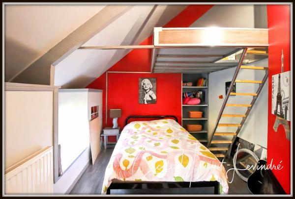 Châteauneuf-d'Ille-et-Vilaine (35430) CHATEAUNEUF D'ILLE-ET-VILAINE. Plein centre. Gîte (2 chambres) + longère (4 chambres). Terrain 825 m².