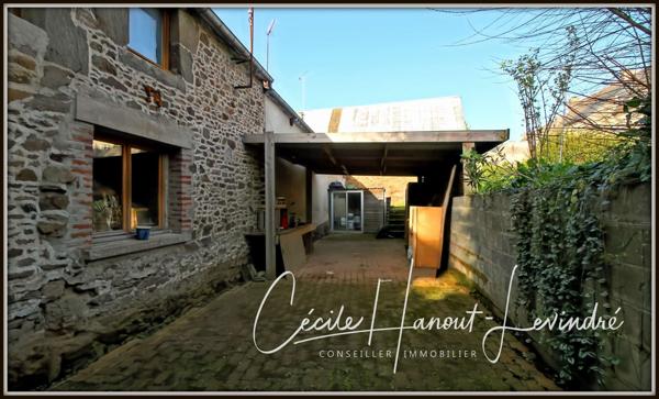 Châteauneuf-d'Ille-et-Vilaine (35430) CHATEAUNEUF D'ILLE-ET-VILAINE. Plein centre. Gîte (2 chambres) + longère (4 chambres). Terrain 825 m².