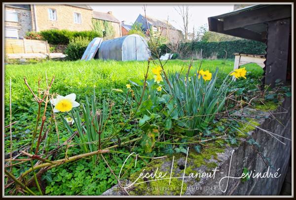 Châteauneuf-d'Ille-et-Vilaine (35430) CHATEAUNEUF D'ILLE-ET-VILAINE. Plein centre. Gîte (2 chambres) + longère (4 chambres). Terrain 825 m².