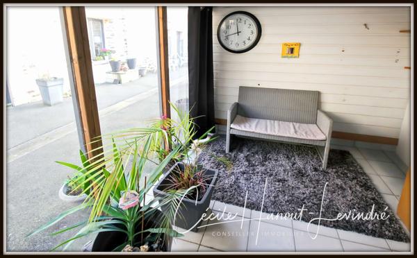 Châteauneuf-d'Ille-et-Vilaine (35430) CHATEAUNEUF D'ILLE-ET-VILAINE. Plein centre. Gîte (2 chambres) + longère (4 chambres). Terrain 825 m².