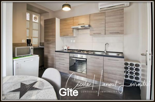 Châteauneuf-d'Ille-et-Vilaine (35430) CHATEAUNEUF D'ILLE-ET-VILAINE. Plein centre. Gîte (2 chambres) + longère (4 chambres). Terrain 825 m².