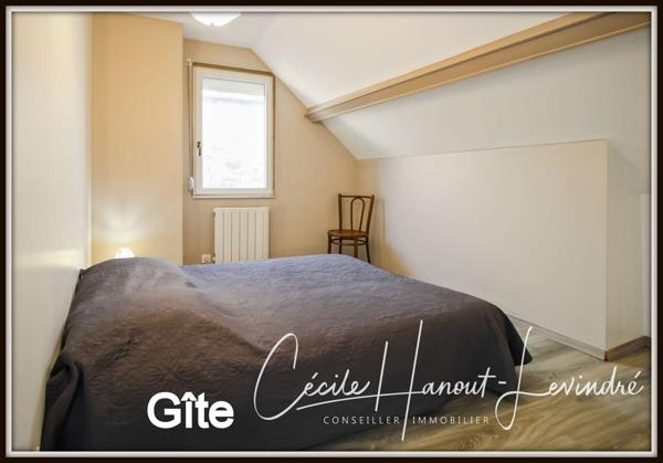 Châteauneuf-d'Ille-et-Vilaine (35430) CHATEAUNEUF D'ILLE-ET-VILAINE. Plein centre. Gîte (2 chambres) + longère (4 chambres). Terrain 825 m².