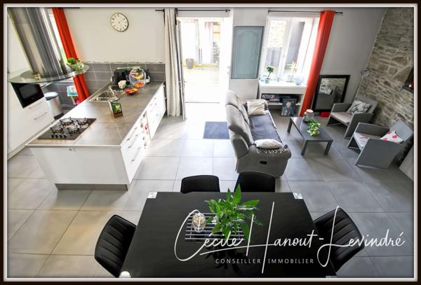 Châteauneuf-d'Ille-et-Vilaine (35430) CHATEAUNEUF D'ILLE-ET-VILAINE. Plein centre. Gîte (2 chambres) + longère (4 chambres). Terrain 825 m².