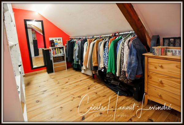 Châteauneuf-d'Ille-et-Vilaine (35430) CHATEAUNEUF D'ILLE-ET-VILAINE. Plein centre. Gîte (2 chambres) + longère (4 chambres). Terrain 825 m².