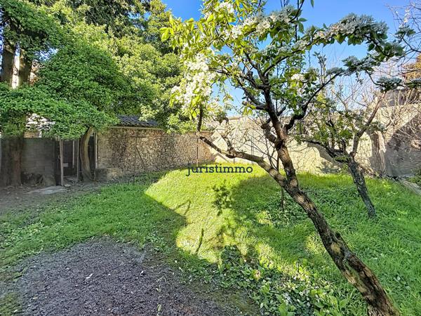 Malaucène (84340) Au cœur du village de Malaucène, maison avec jardin intime et stationnement privatif