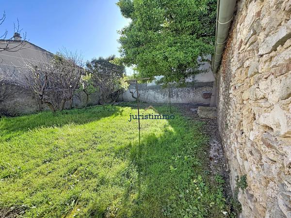 Malaucène (84340) Au cœur du village de Malaucène, maison avec jardin intime et stationnement privatif