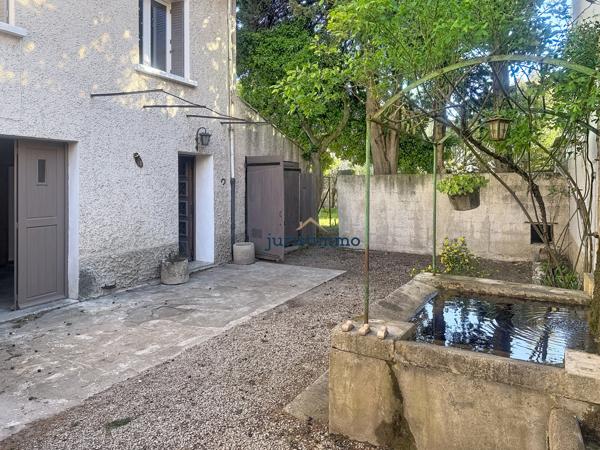 Malaucène (84340) Au cœur du village de Malaucène, maison avec jardin intime et stationnement privatif