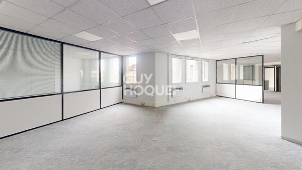 LOCAL PRO 250 m2 ; 4 places de stationnement PRIVES