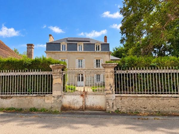 ÉLÉGANTE MAISON DE MAITRE AVEC TOIT MANSART, PARC ARBORÉ, VERGER ET DÉPENDANCES – PROCHE MÉZIDON-VALLÉE-D'AUGE