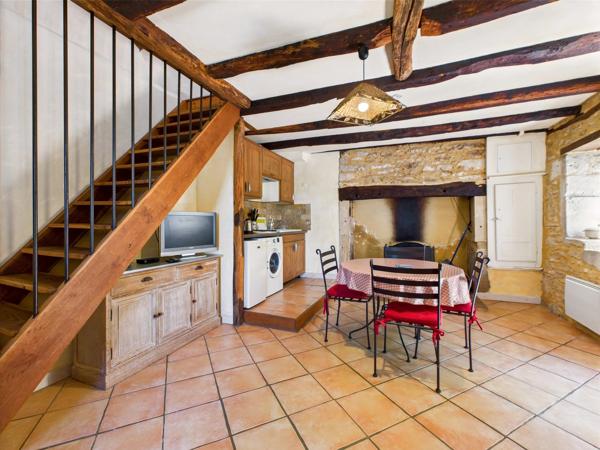 Un charmant ensemble de maisons en pierre – une opportunité de vie et d’affaire
