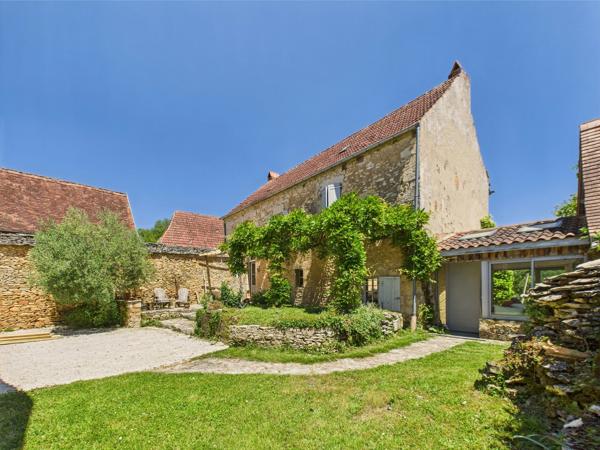 Un charmant ensemble de maisons en pierre – une opportunité de vie et d’affaire