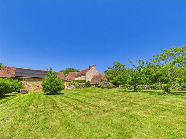 Un charmant ensemble de maisons en pierre – une opportunité de vie et d’affaire