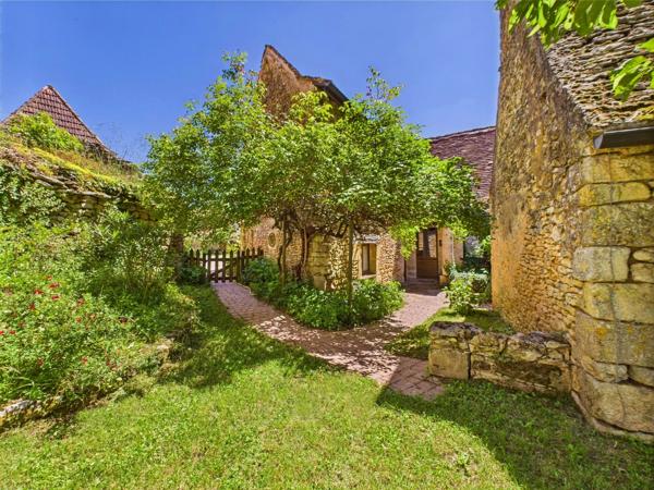 Un charmant ensemble de maisons en pierre – une opportunité de vie et d’affaire