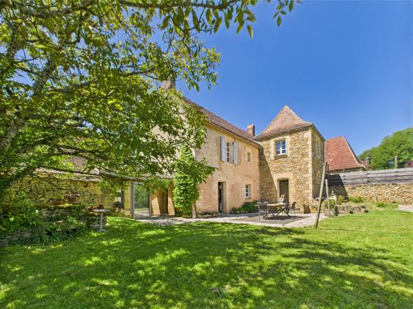 Un charmant ensemble de maisons en pierre – une opportunité de vie et d’affaire