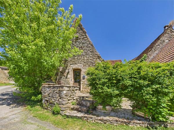 Un charmant ensemble de maisons en pierre – une opportunité de vie et d’affaire
