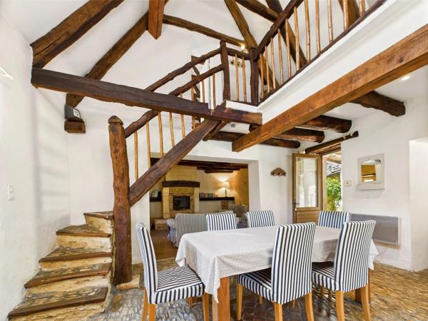 Un charmant ensemble de maisons en pierre – une opportunité de vie et d’affaire