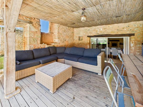 Un charmant ensemble de maisons en pierre – une opportunité de vie et d’affaire