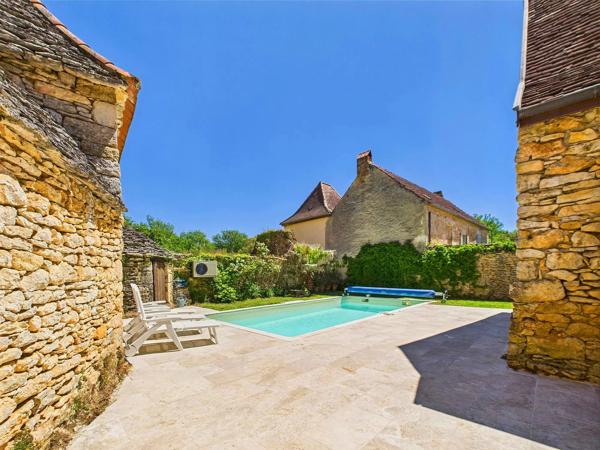 Un charmant ensemble de maisons en pierre – une opportunité de vie et d’affaire