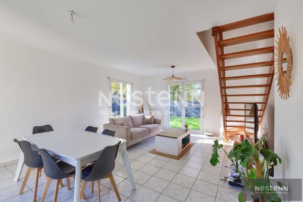 A VENDRE : Maison avec vie de plain pied, sur un terrain entièrement constructible, à 3 minutes du centre de Quessoy.