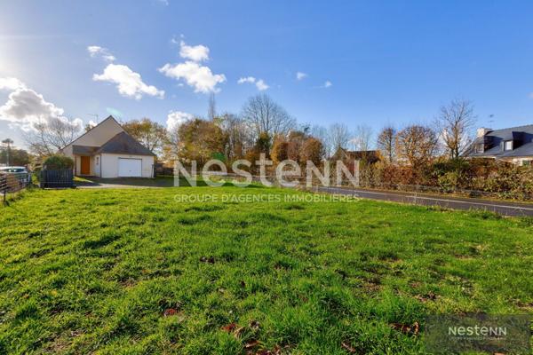 A VENDRE : Maison avec vie de plain pied, sur un terrain entièrement constructible, à 3 minutes du centre de Quessoy.