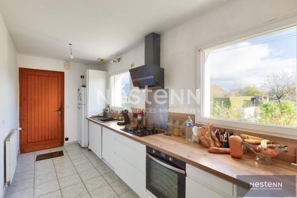 A VENDRE : Maison avec vie de plain pied, sur un terrain entièrement constructible, à 3 minutes du centre de Quessoy.