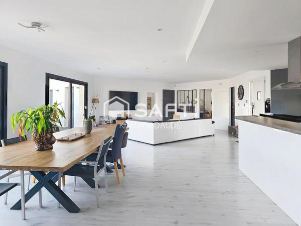 Villa familiale 6 chambres, de plain-pied, avec piscine, double garage et dépendance.