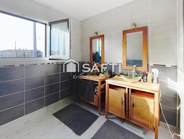 Villa familiale 6 chambres, de plain-pied, avec piscine, double garage et dépendance.