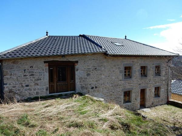 Yssingeaux, 43200 Tènement immobilier comprenant deux corps de ferme en pierre dont un rénové de 240 m² habitables, 5 chambres avec dépendances et un second à usage de dépendance, l'ensemble sur 1154m² de terrain