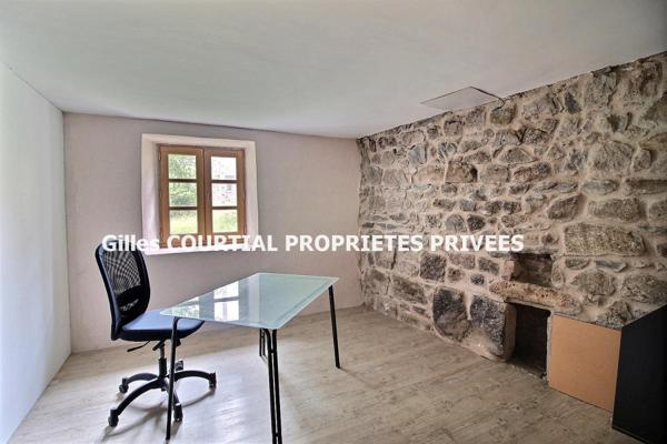 Yssingeaux, 43200 Tènement immobilier comprenant deux corps de ferme en pierre dont un rénové de 240 m² habitables, 5 chambres avec dépendances et un second à usage de dépendance, l'ensemble sur 1154m² de terrain