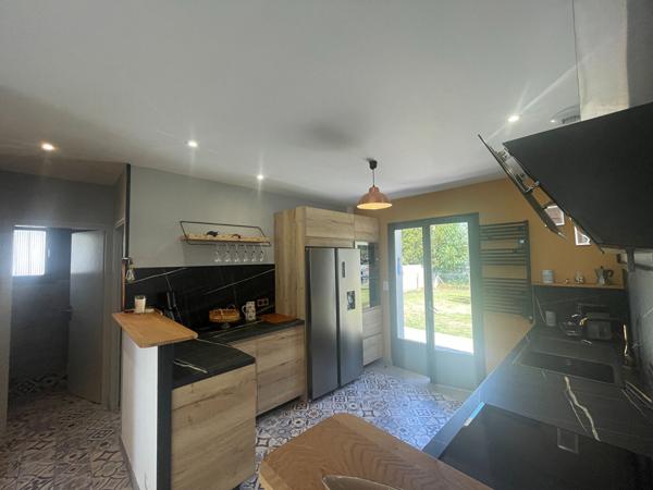 Maison rénovée de 116 m² avec grand jardin et belle pièce de vie à 1,5 km de la Citadelle