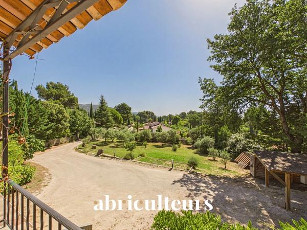 Lauris Maison 170 m² à réinventer sur terrain de 2.4 ha avec foret Vue dégagée