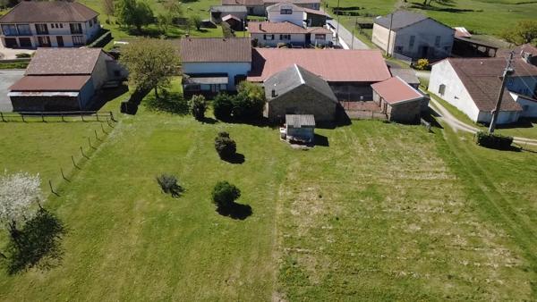 Une charmante maison de campagne avec granges et joli jardin!