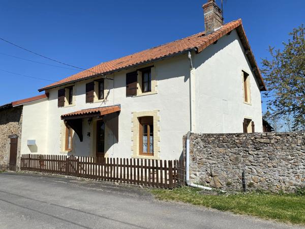 Une charmante maison de campagne avec granges et joli jardin!