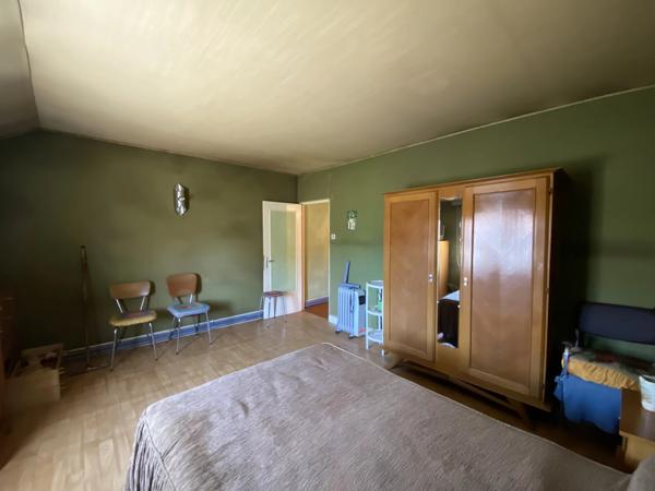 Une charmante maison de campagne avec granges et joli jardin!