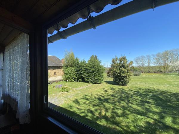 Une charmante maison de campagne avec granges et joli jardin!