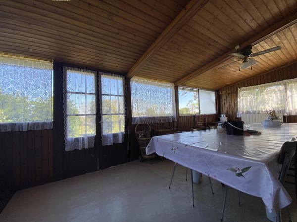 Une charmante maison de campagne avec granges et joli jardin!
